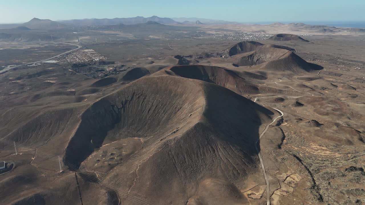 加那利群岛富埃特文图拉火山口鸟瞰图视频素材