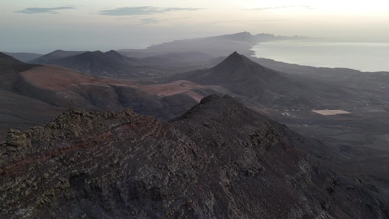 日出时富埃特文图拉火山景观鸟瞰图视频素材