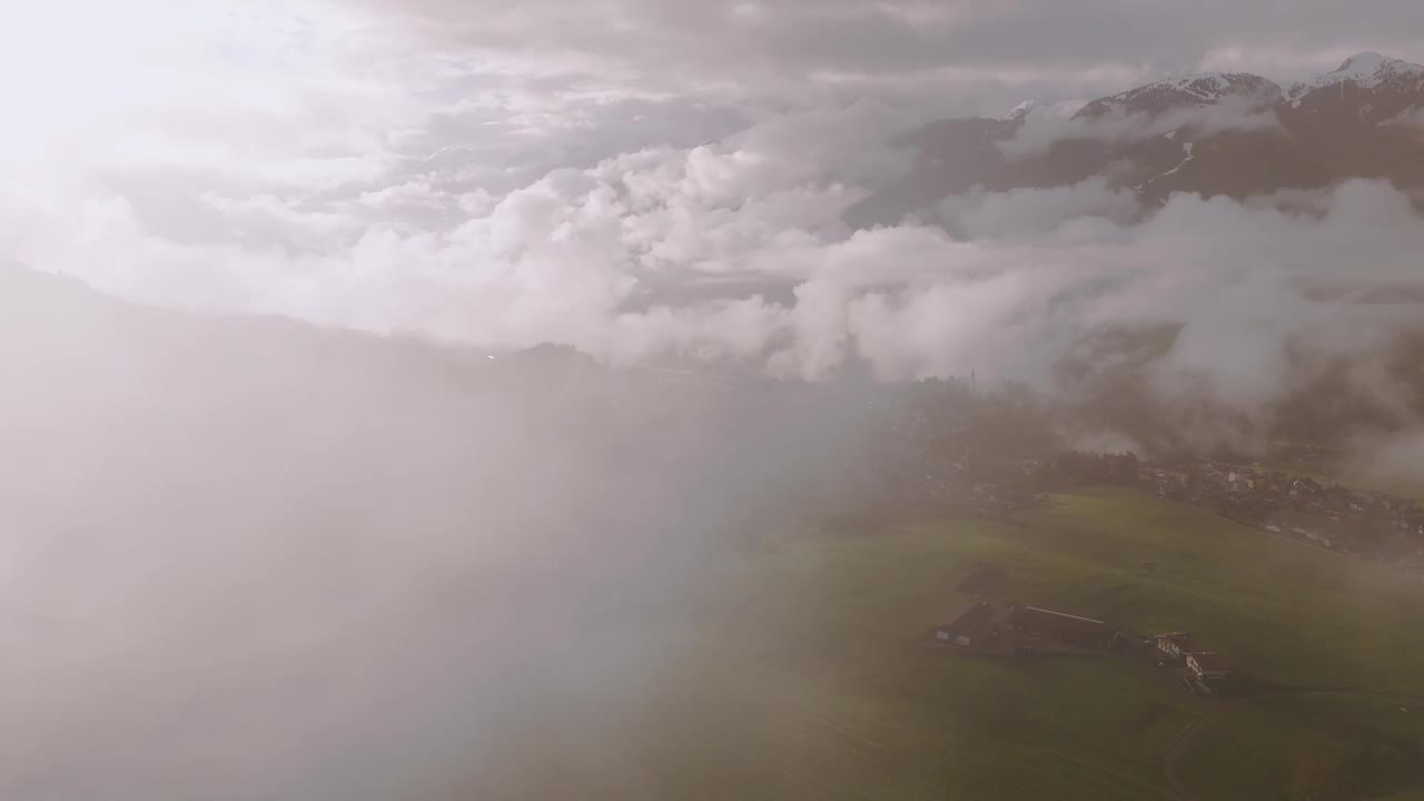 雾山景观，低云漂浮在绿色的田野在日出，鸟瞰图视频素材