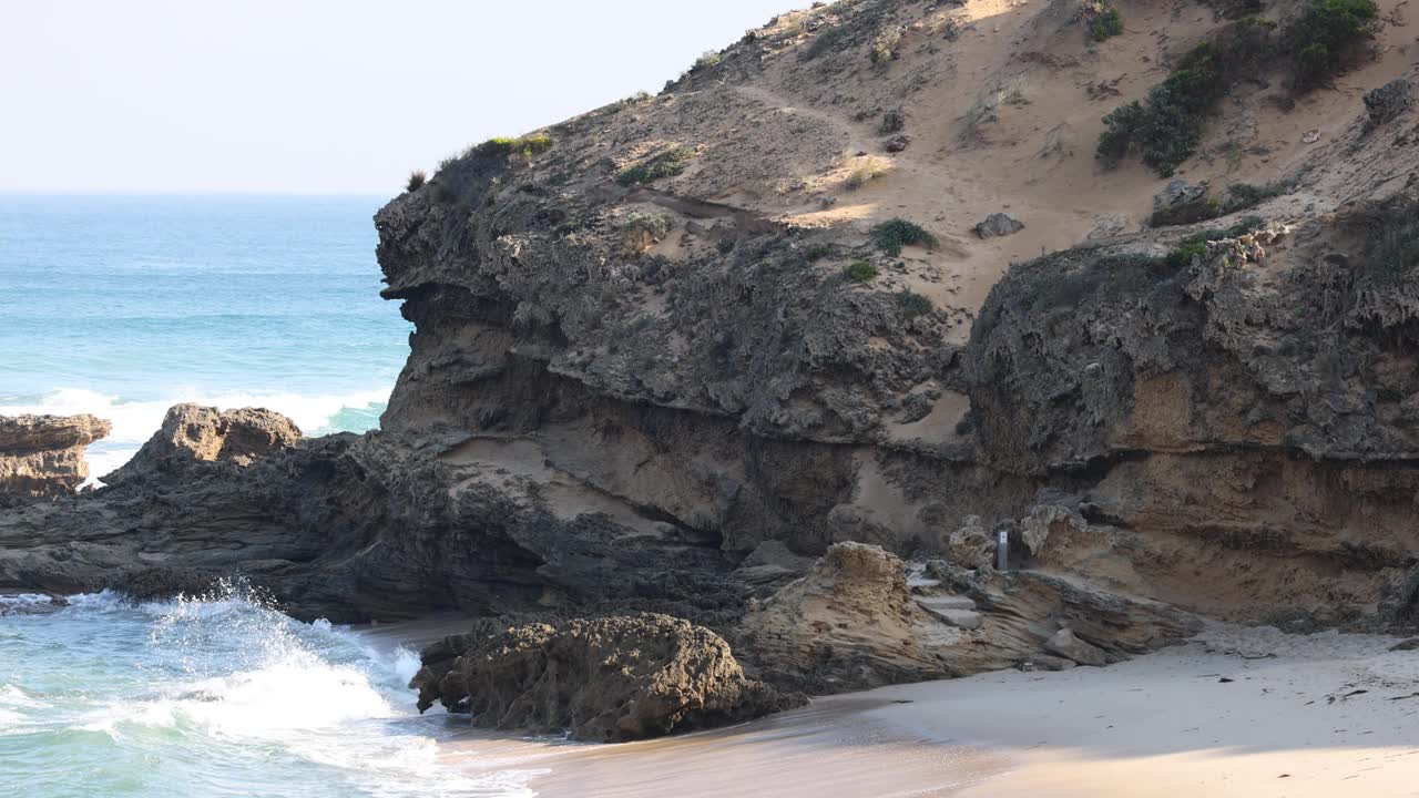 海浪冲击岩石海岸线视频素材