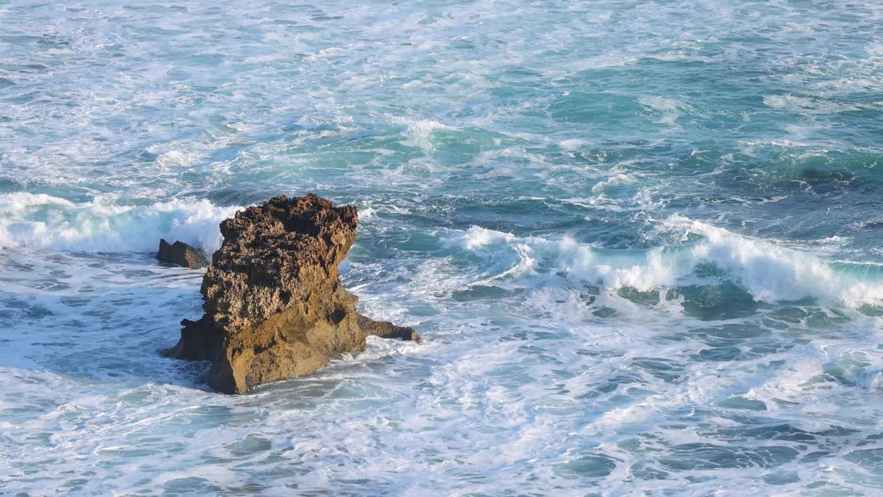 海浪冲击岩层视频素材