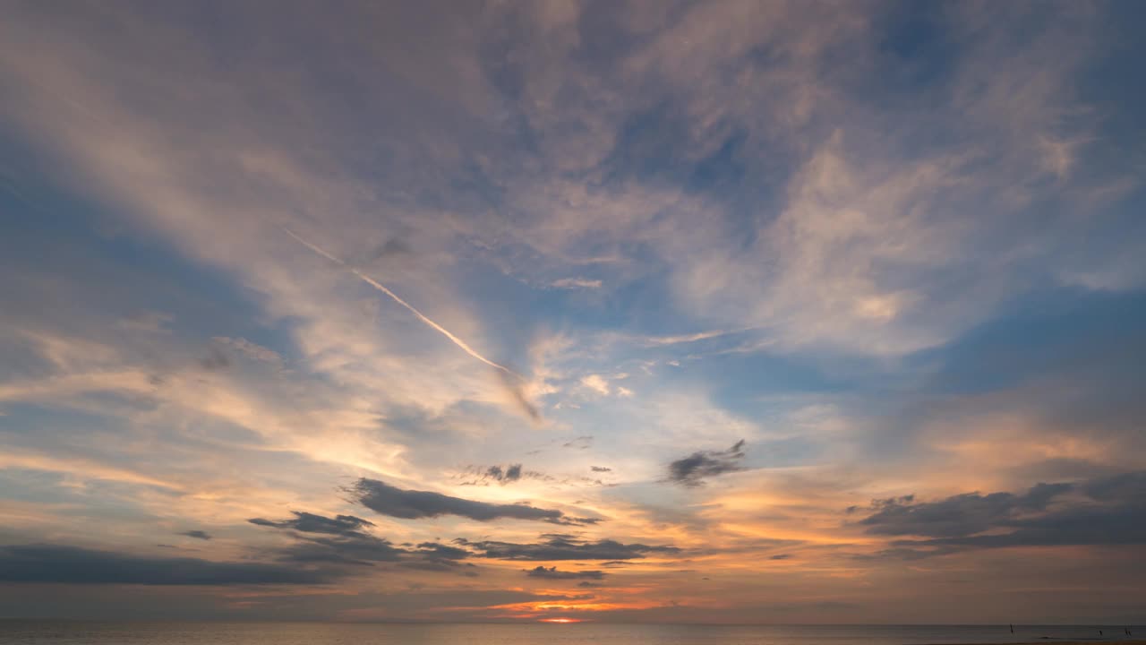 壮丽的日落景观的时间流逝自然云景天空和云移动的惊人光滚动4k彩色黑暗晚霞镜头延时视频素材