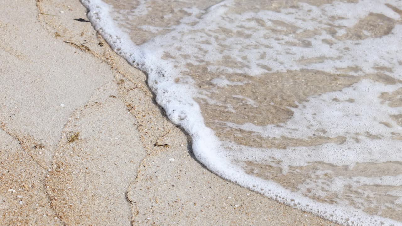 海浪冲刷着沙滩视频素材