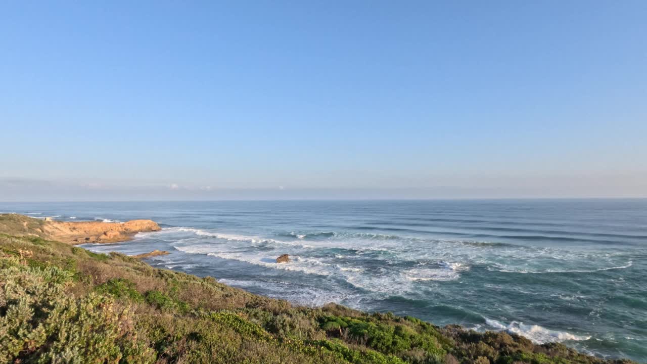 海浪撞击岩石视频素材