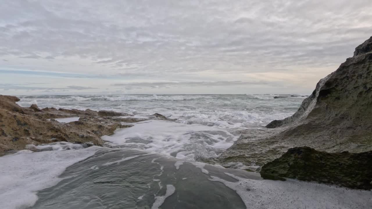 探索水下岩池栖息地视频素材