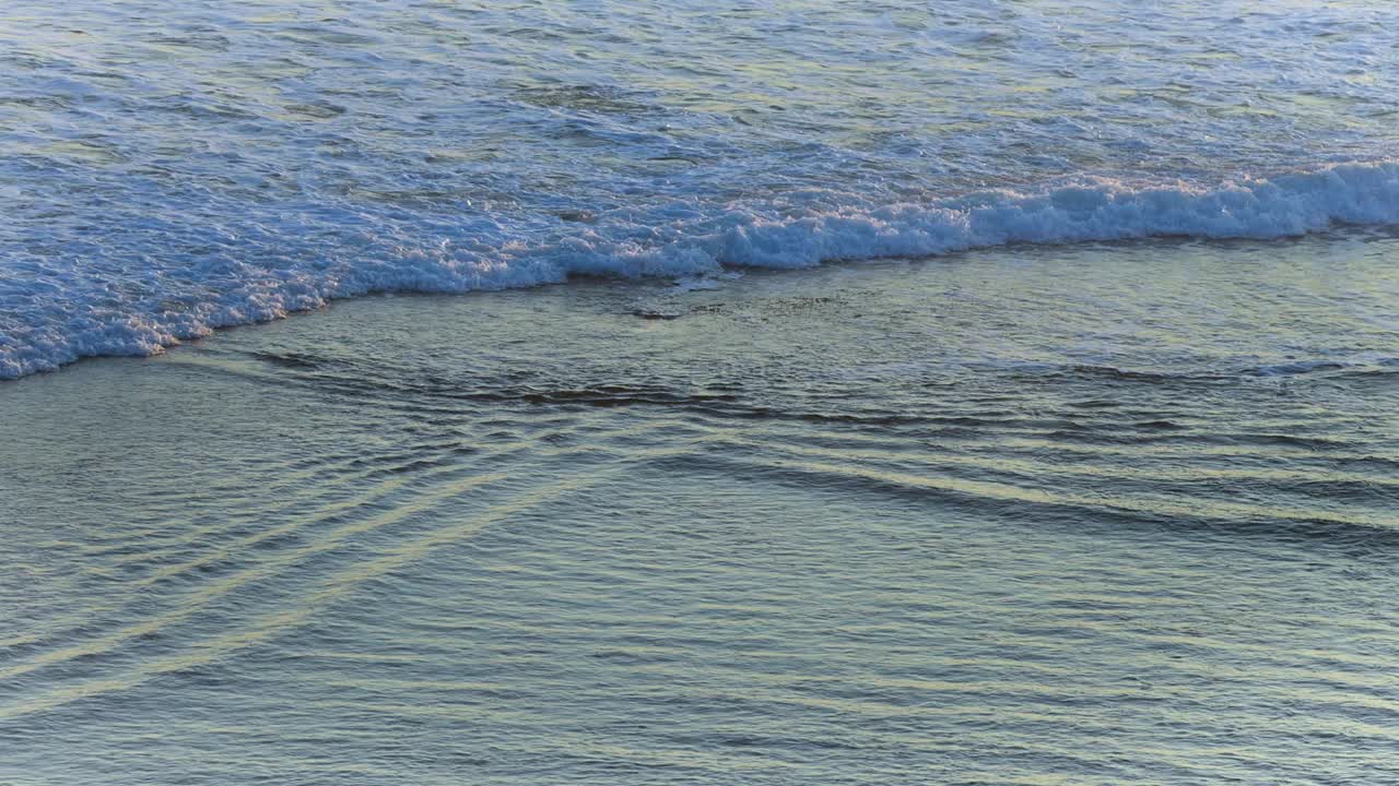 海滩上的慢动作海浪视频素材