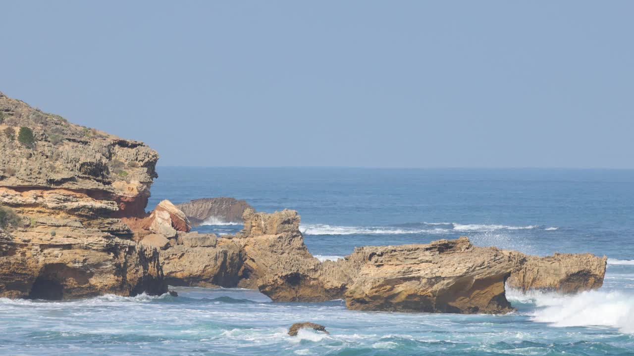 海浪冲击着岩石海岸线视频素材