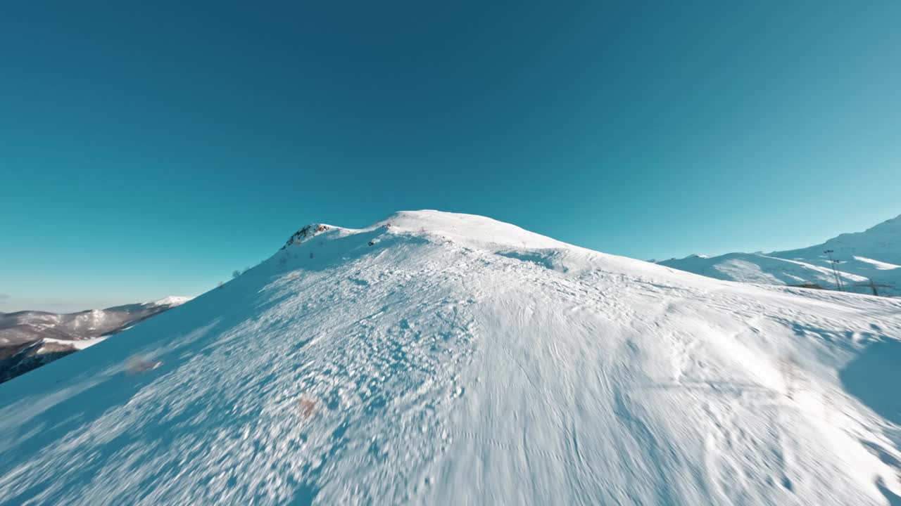 白雪皑皑的山峰，湛蓝的天空视频素材