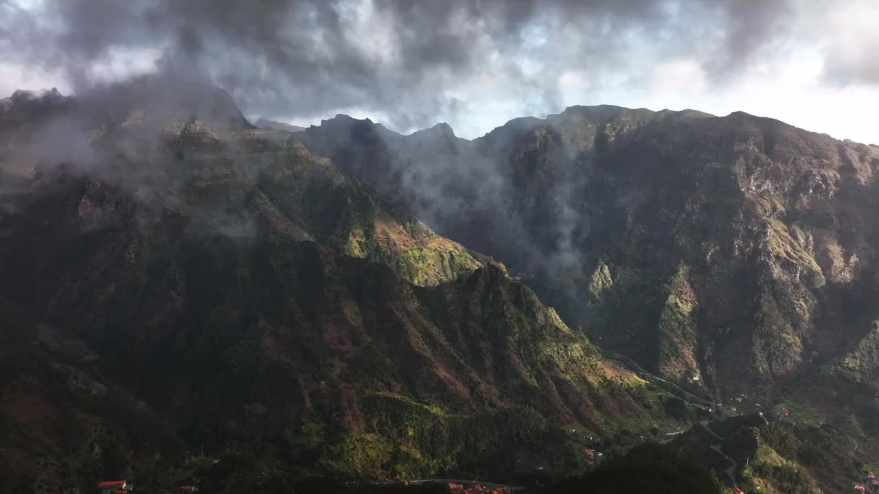 低云移动在阳光普照的山区景观，在马德拉-鸟瞰图视频素材