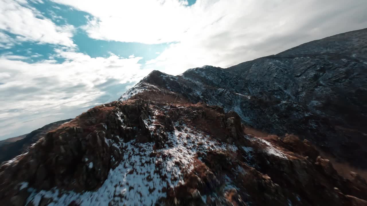 半日阴天，积雪覆盖的山脊，鸟瞰图视频素材