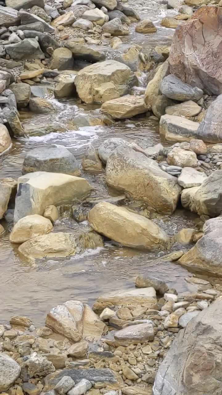 在河岩上流动的水流视频素材