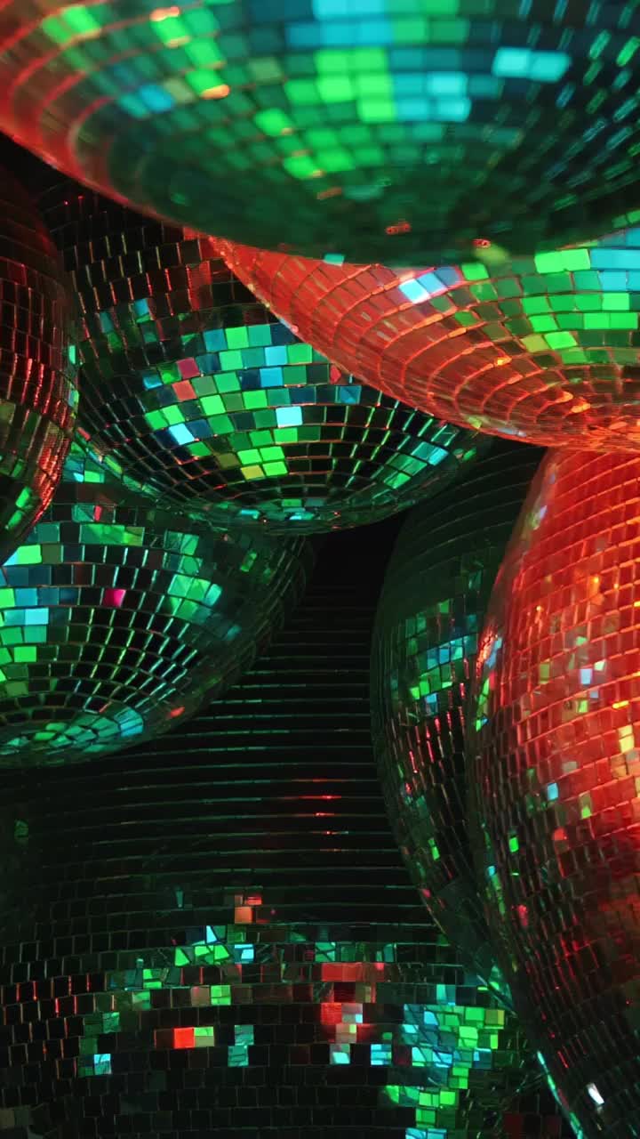 五颜六色的迪斯科球灯在晚会上鲜艳的红色和绿色视频下载