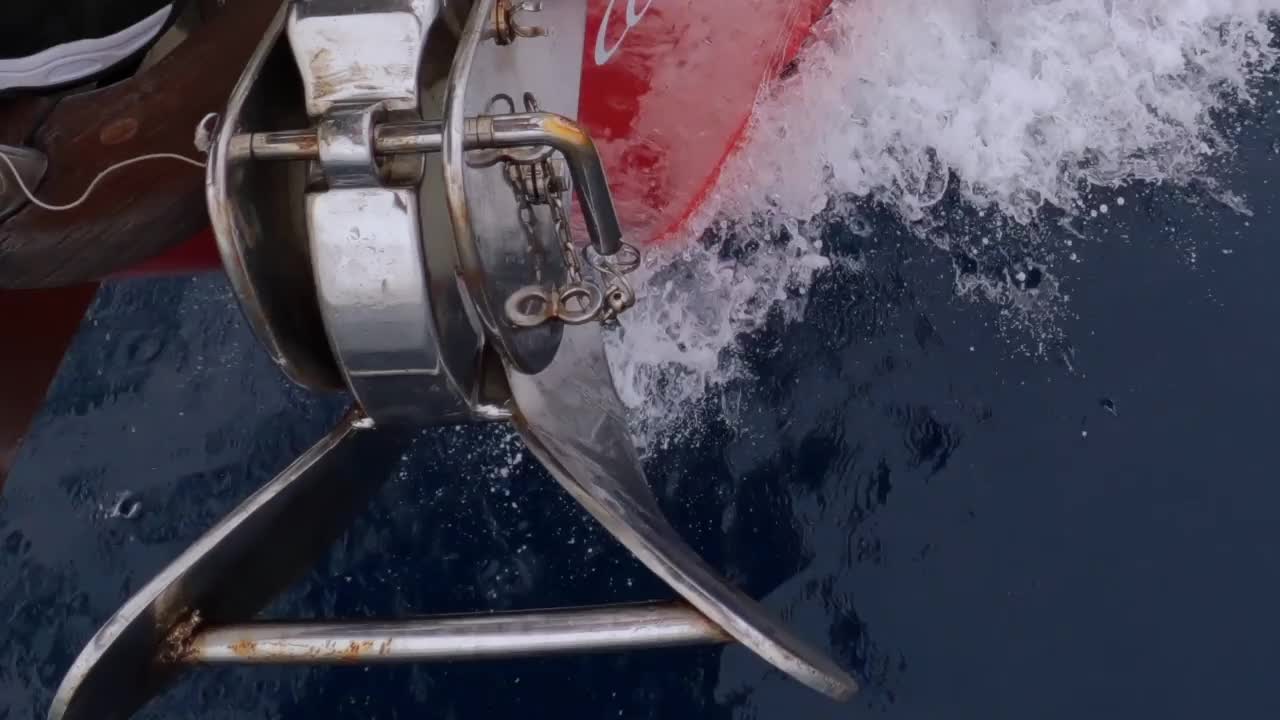 一艘船的螺旋桨被溅起的水包围着视频下载
