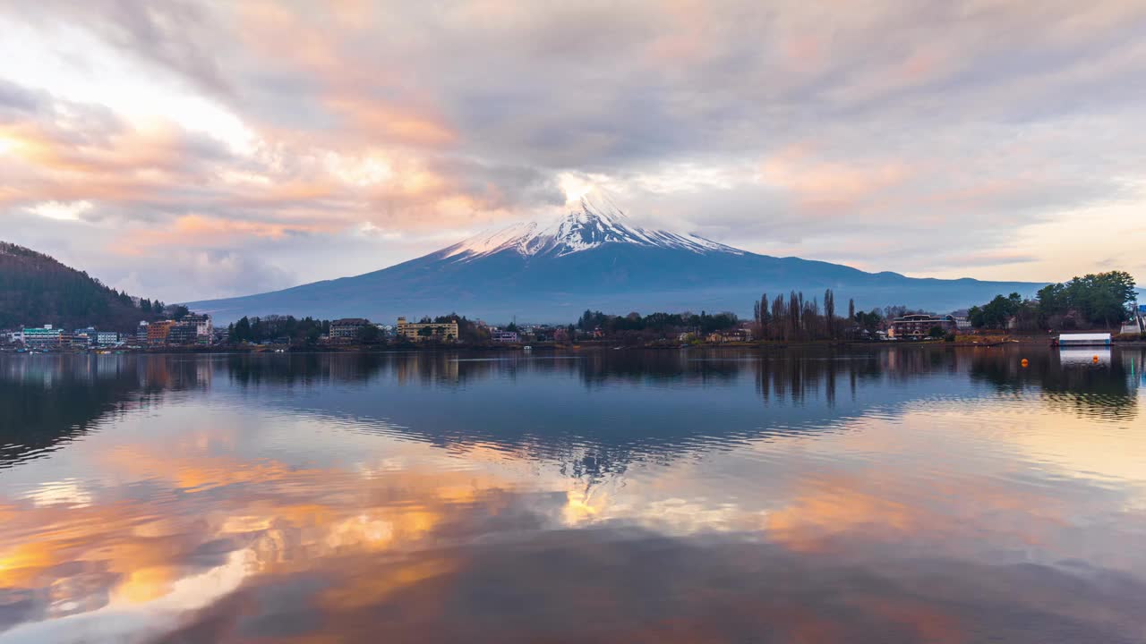 日本日出时富士山和川口湖的时间流逝。视频素材