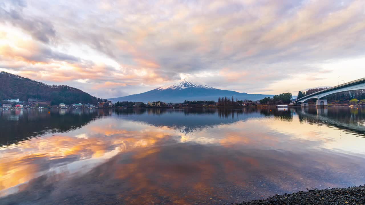 日本日出时富士山和川口湖的时间流逝。视频素材