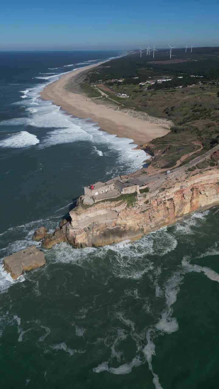 在葡萄牙纳扎里埃尔大西洋海岸，悬崖上的灯塔和堡垒的航拍视频视频素材