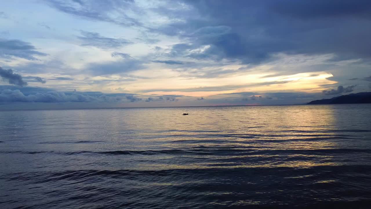 日落时海浪的鸟瞰图。鸟瞰太阳落在平静的海浪上视频下载