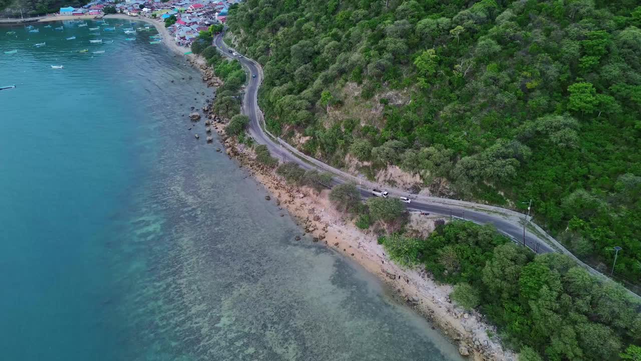 鸟瞰图的海滩景色与山视频下载