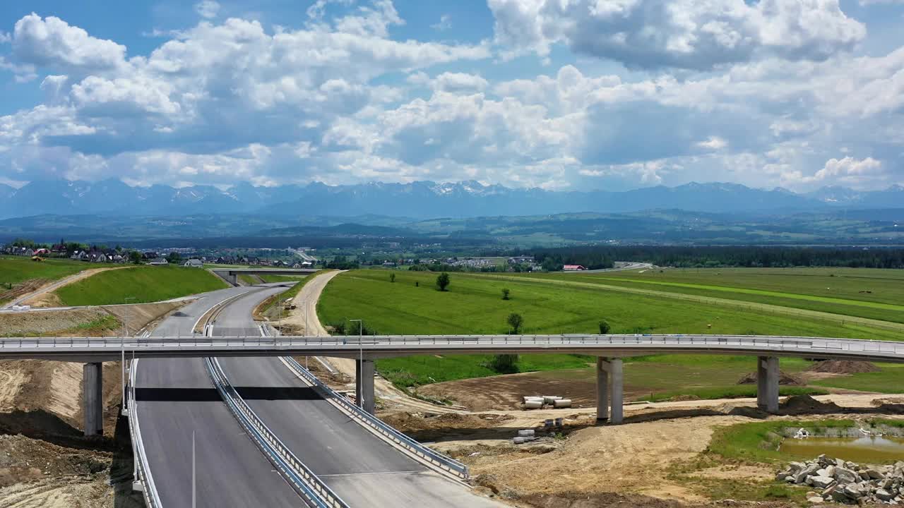 无人机拍摄的夏季从克拉科夫到扎科帕内的高速公路建设。视频素材