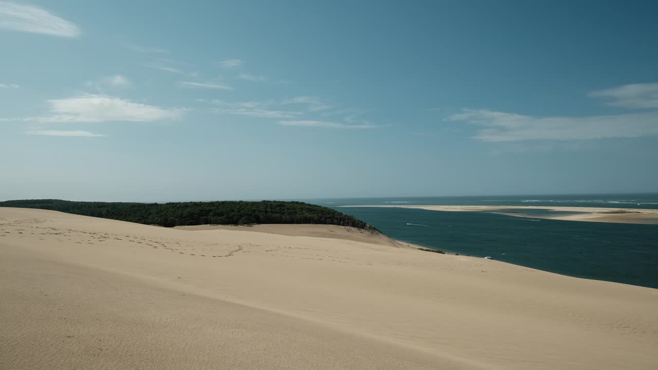 杜彼拉沙丘是欧洲最高的沙丘，位于银色海岸，法国大西洋靠近阿卡雄和帽雪貂的银色海岸。视频素材