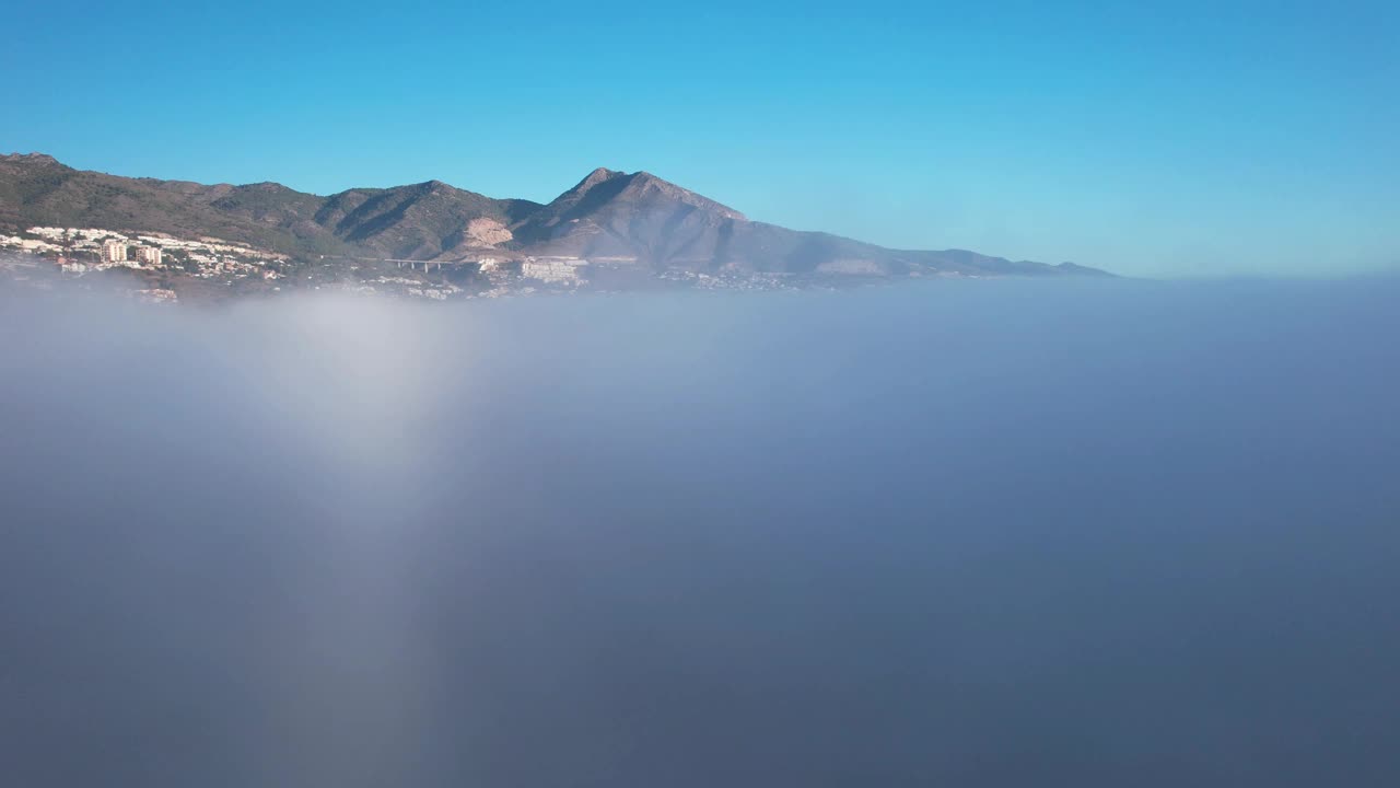 海岸线雾在Benalmádena, Málaga，西班牙-清晨无人机镜头视频素材