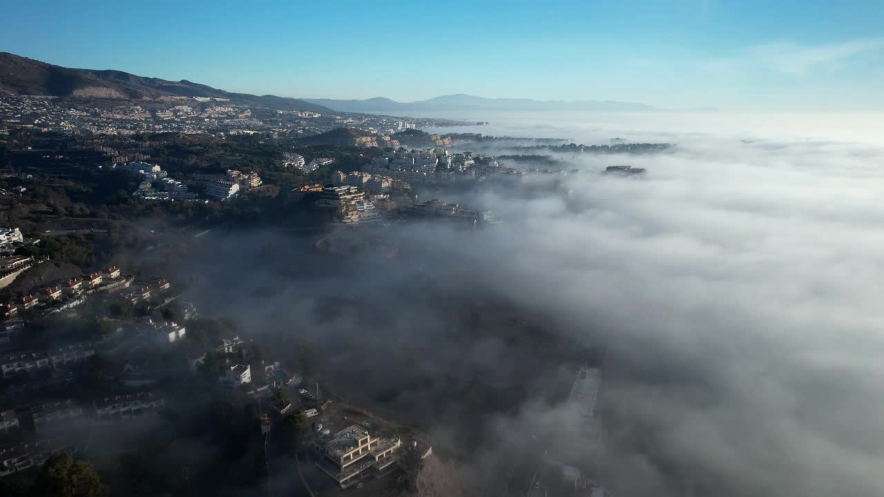 雾中的Benalmadena海岸线鸟瞰图视频素材