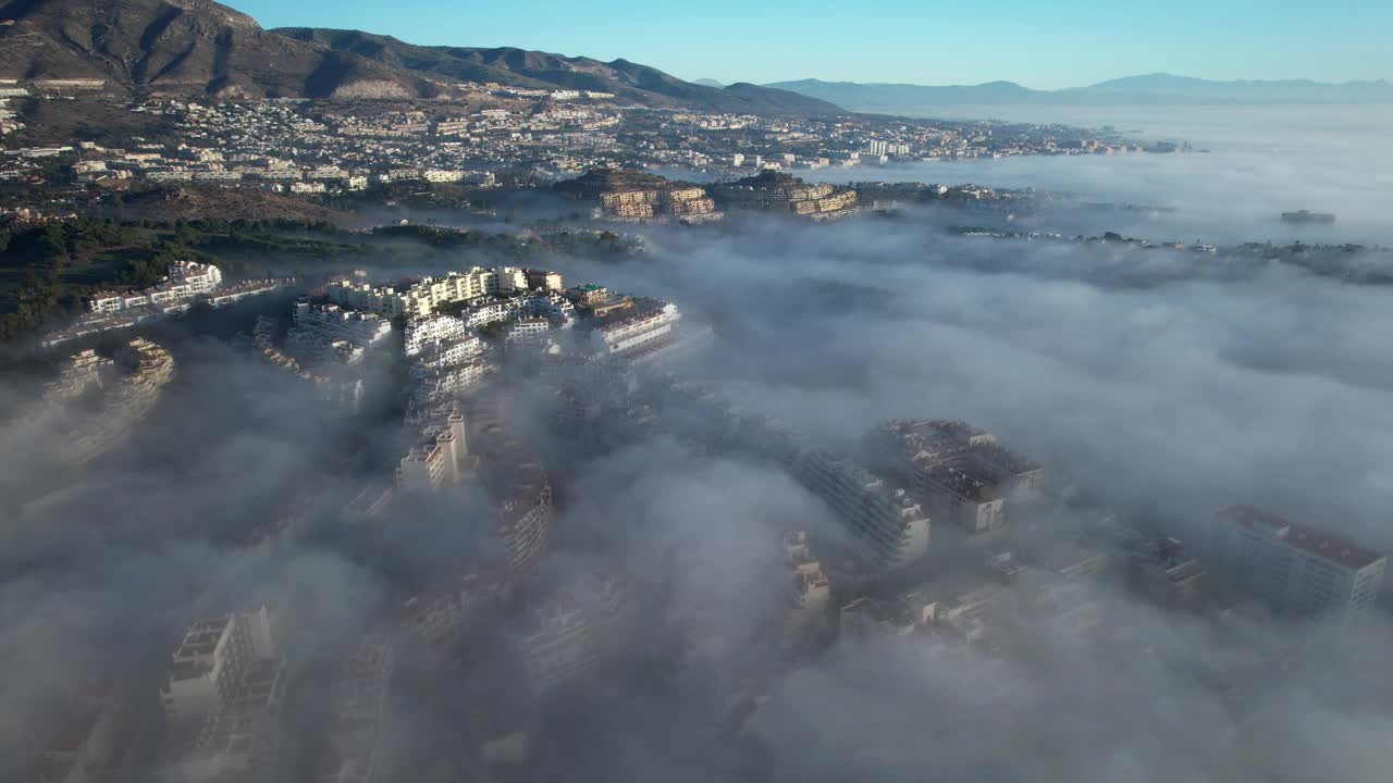 鸟瞰西班牙马拉加贝纳尔马德纳多雾的海岸线视频素材