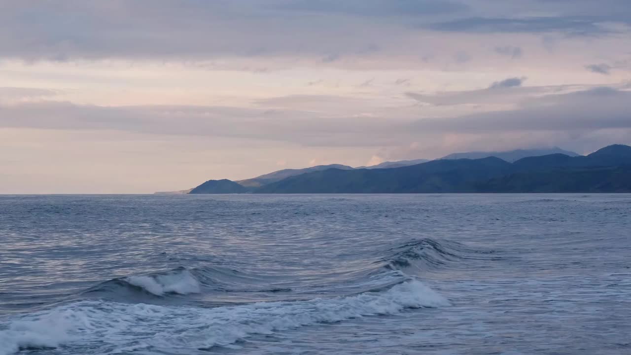 日落时的海景，可以看到山和海。视频下载