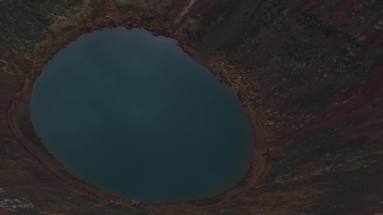 Kerið火山口湖的鸟瞰图视频素材