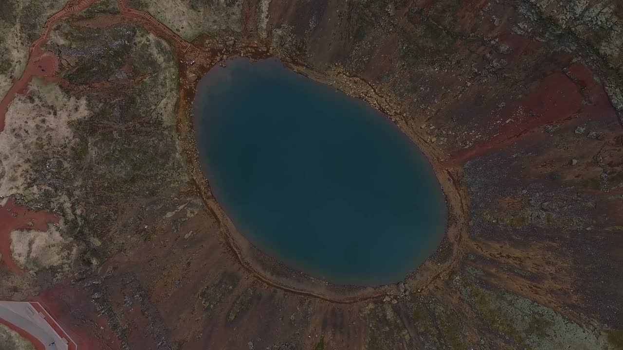 Kerið火山口湖的鸟瞰图视频素材