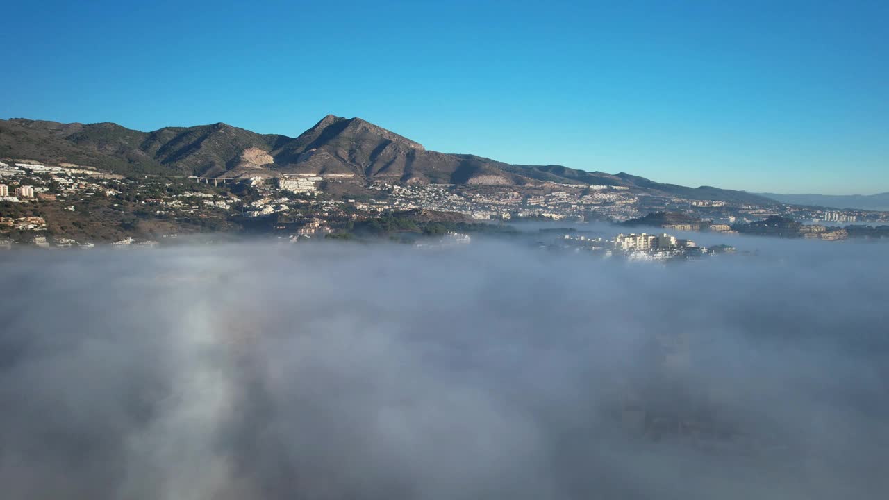 西班牙马拉加，贝纳尔马德纳附近有雾的海岸线视频素材