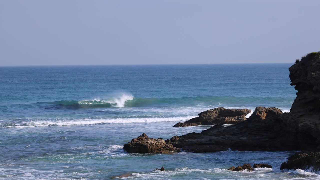 海浪冲击着岩石海岸线视频素材