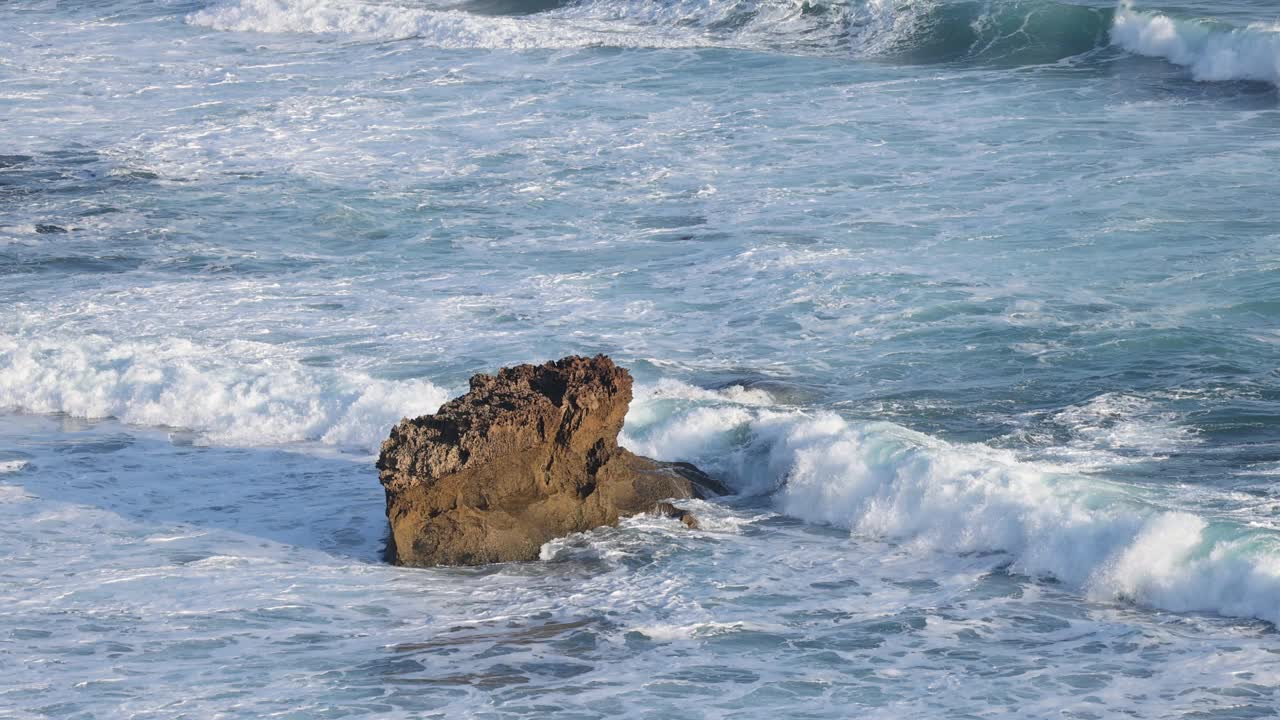 海浪拍击岩石视频素材