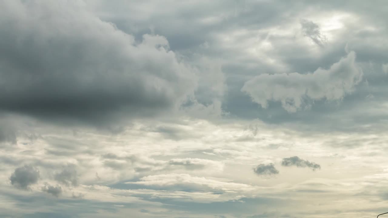 夏日蓝天上，雷暴前形成的白色蓬松云。移动和变化的云景天气。视频素材