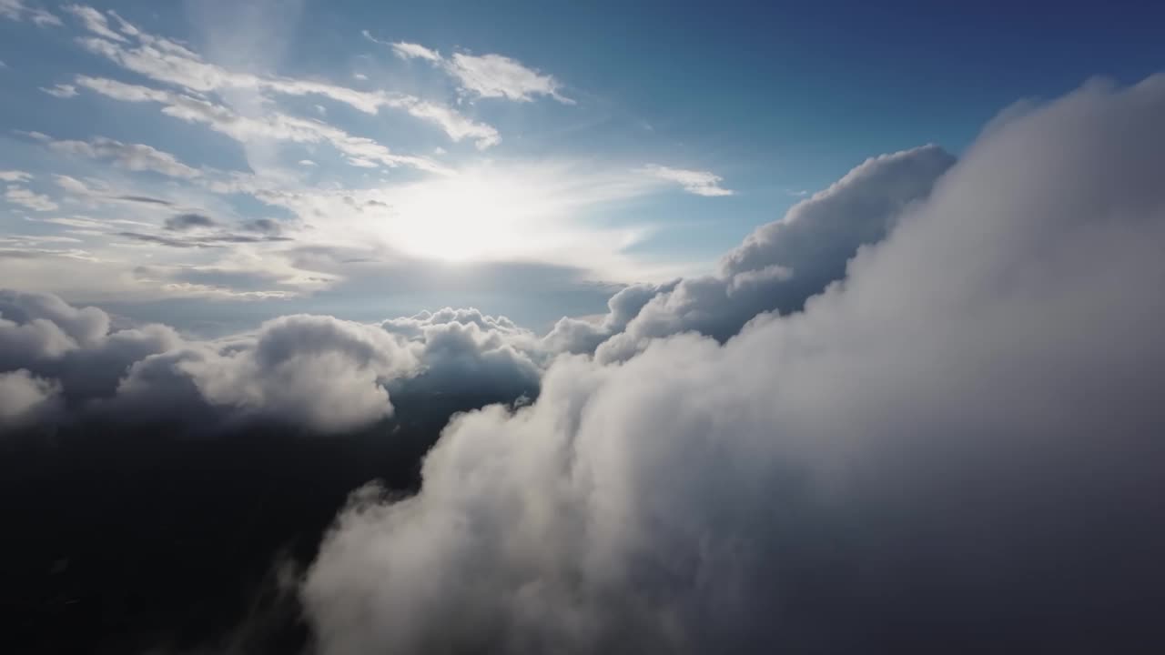 鸟瞰图在云层上平稳地飞行。日落前飞行员在真实飞行中的视角。迷人的眼神。独特的外观视频素材