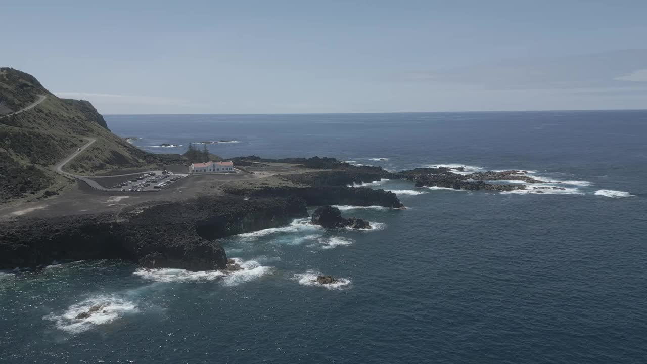 海岸景观与悬崖和海浪在蓬塔达费拉里亚，亚速尔群岛视频素材