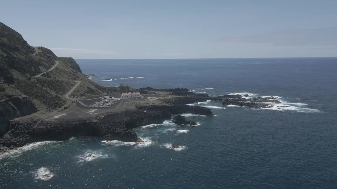 费拉利亚桥有岩石海岸和蓝色的海浪，鸟瞰图视频素材