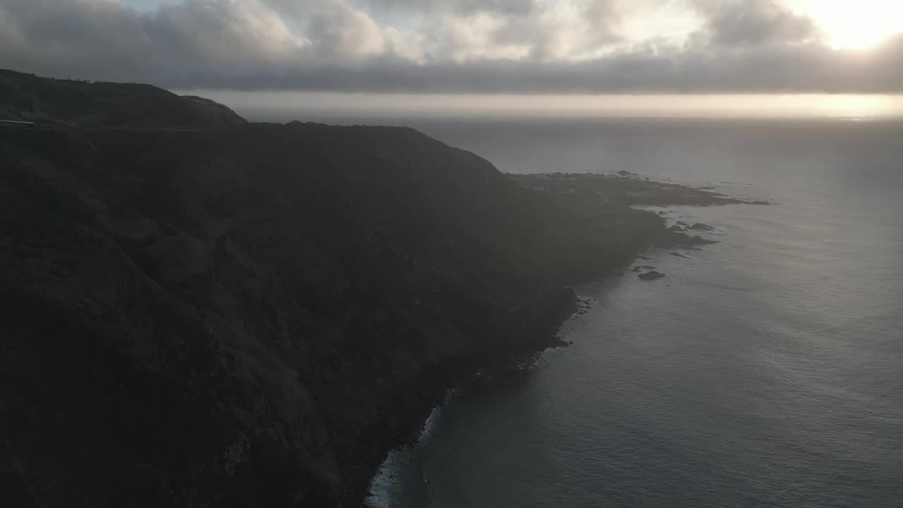 日落时的若昂邦小径海岸线，俯瞰莫斯蒂罗斯村，鸟瞰图视频素材