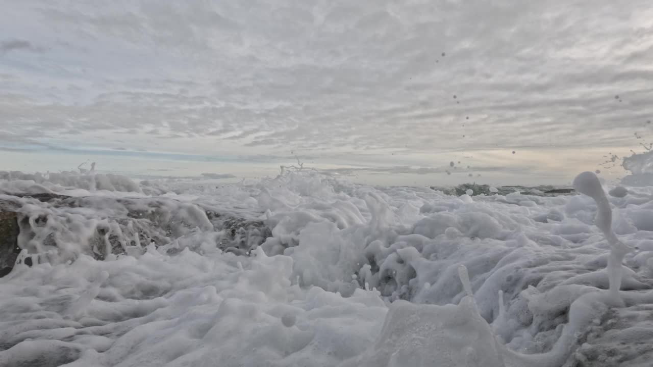 激流冲浪和海浪视频素材