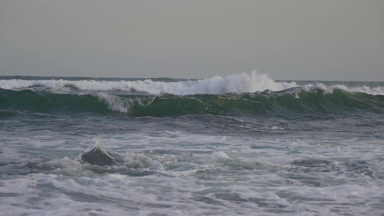 海洋里的波浪阴天的慢动作视频素材