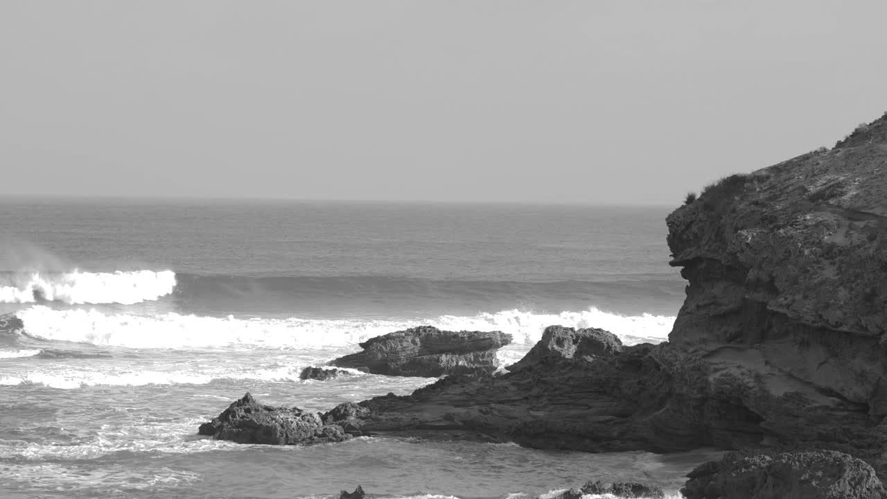 海浪冲击岩石海岸线视频素材