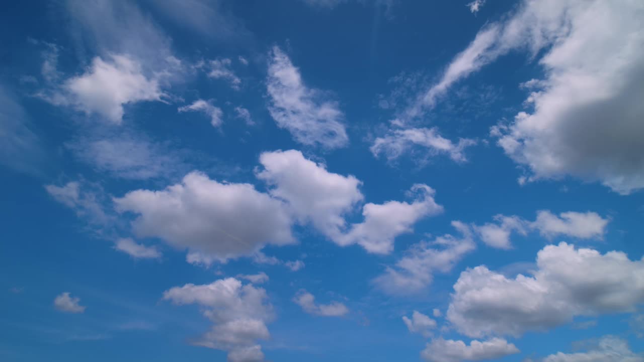 时间流逝的蓝天和移动的云视频下载