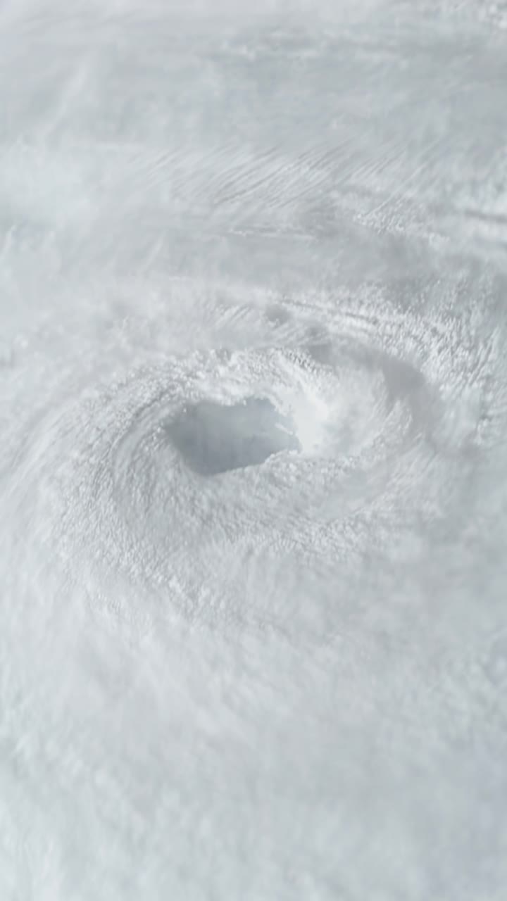 从外太空看到的漩涡云。视频素材