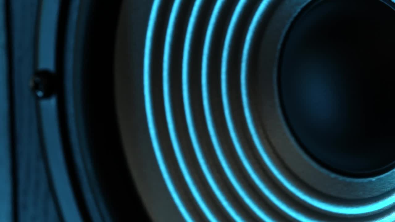 在蓝光下播放音乐的音乐扬声器的移动视频素材