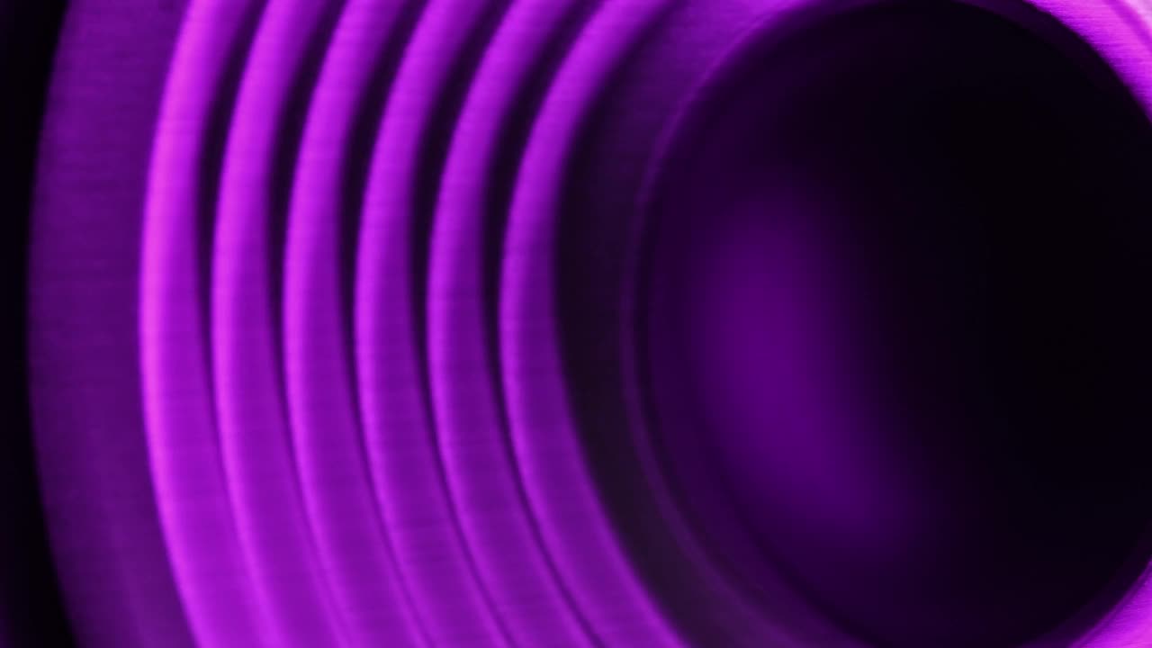 移动扬声器在音响系统播放紫光近距离视频素材