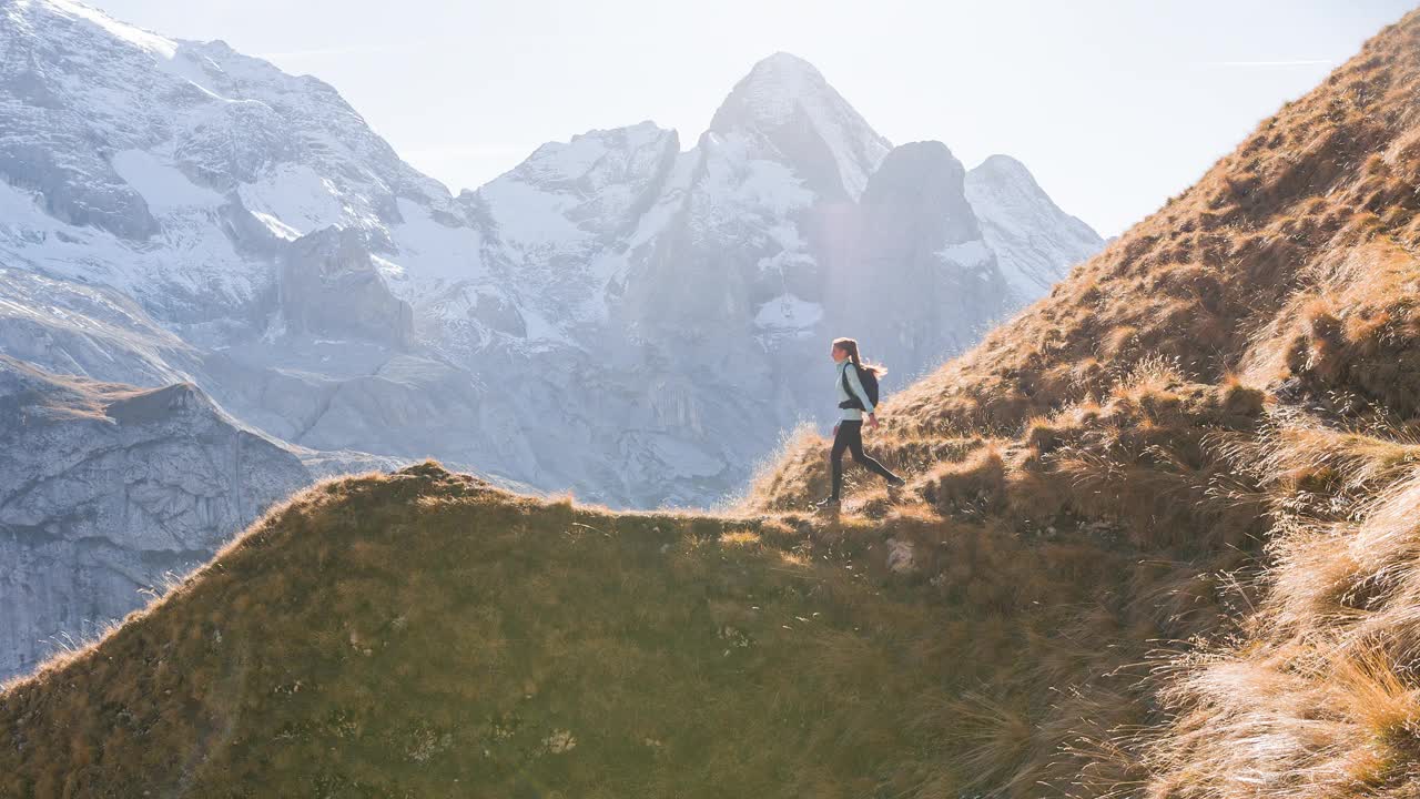 女人探索山路，享受壮观的白云石风景视频素材