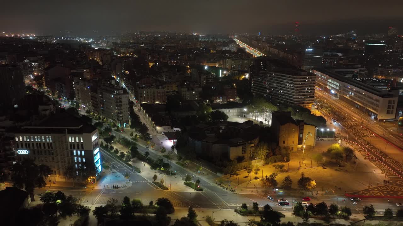 夜间照明巴塞罗那城市景观交通街道航拍全景4k西班牙视频素材