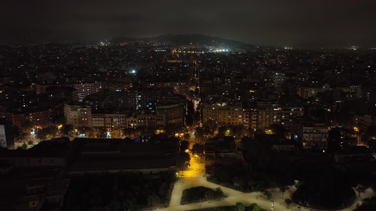 夜间巴塞罗那城市景观交通街道航拍全景4k西班牙视频素材