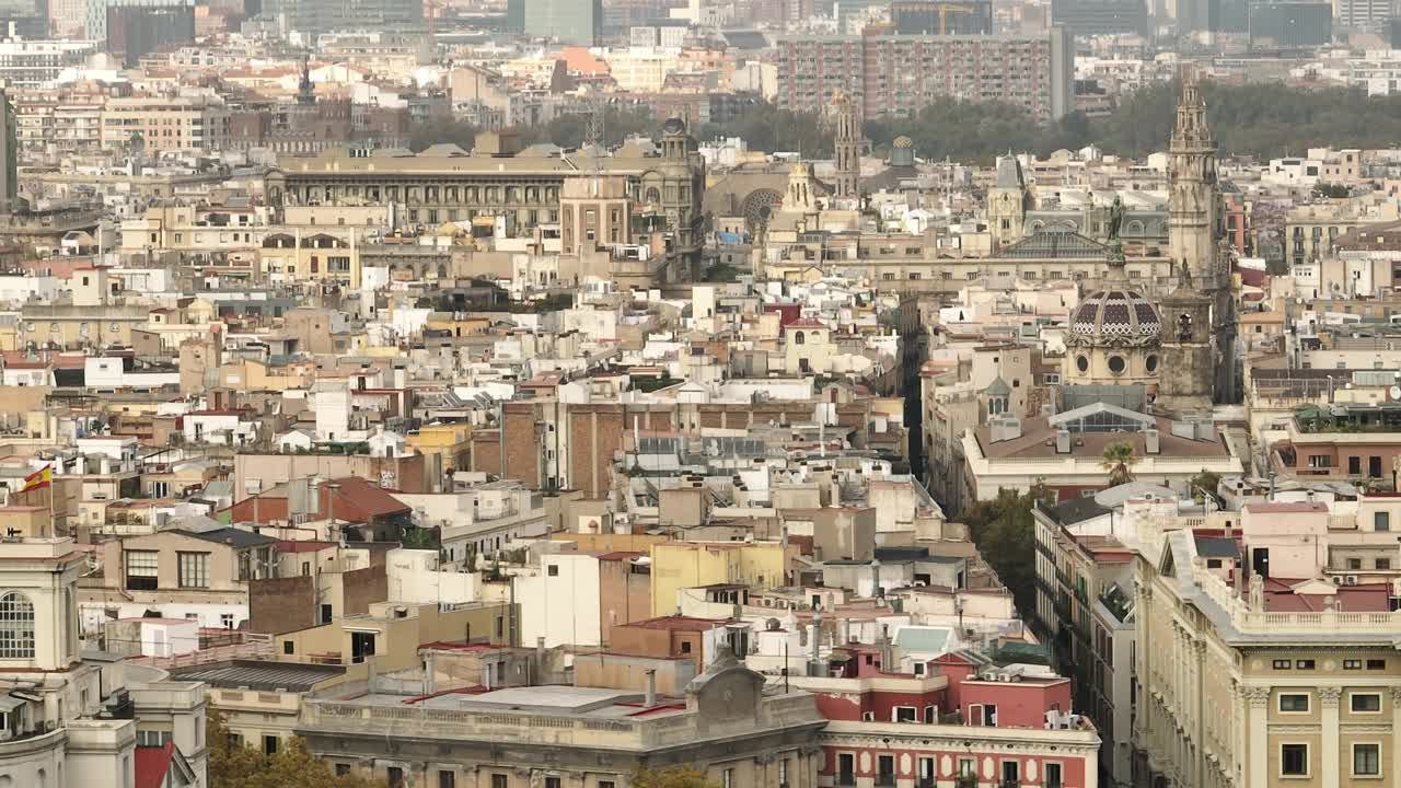 白天时间巴塞罗那市中心老城区外街景航拍全景4k西班牙视频素材