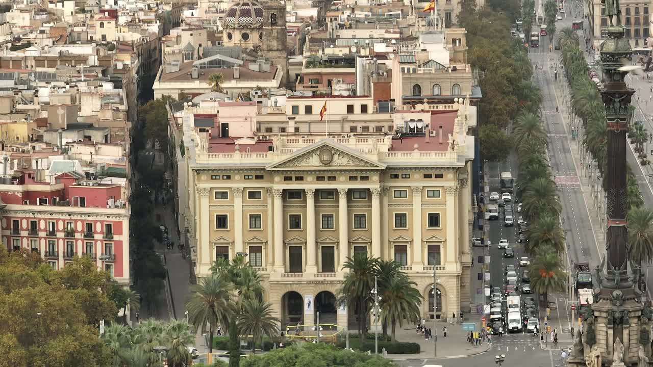 白天巴塞罗那市中心老城区外部交通街景航拍全景4k西班牙视频素材